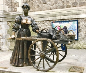 intro to fingerpicking molly malone on guitar